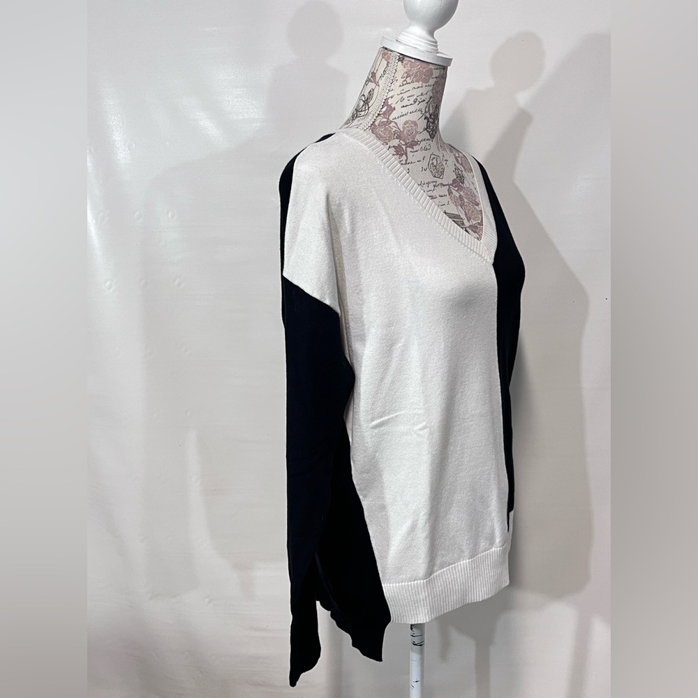 JEANS by BUFFALO Black and white color block V‎ neck sweater size S. - Picture 7 of 12